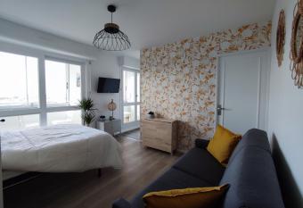 Studio 22 - Coucher de Soleil & Vue Mer allows 18 year olds to book a room