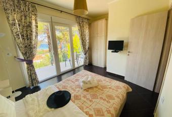 Villa Vision has Smoking/Balcony rooms