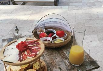 maison d h  tes 2 personnes les deux esprits libres allows 18 year olds to book a room