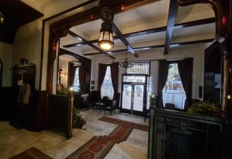 Carlton Downtown Cairo has rooms with a private hot tub