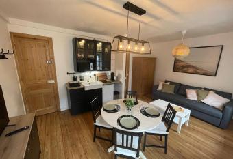 Charmante Villa plein SUD 50m de la plage - Balcon vue lat  rale sur Mer has Balcony rooms