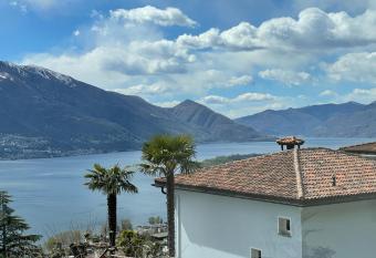 Camera con bagno privato e giardino allows 18 year olds to book a room