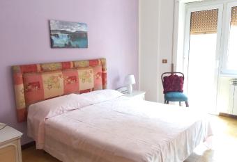 Appartamento incantevole al centro di Torvaianica has Balcony rooms