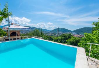 Perfect view of Mostar - with swimming pool allows 18 year olds to book a room