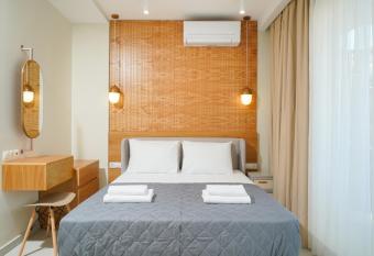 Valen Mare Suites has rooms with a private hot tub