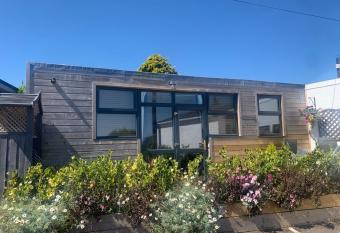 1-bedroom chalet with parking on site allows 18 year olds to book a room