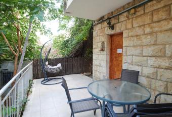Quiet garden apartment in Rehavia has Balcony rooms