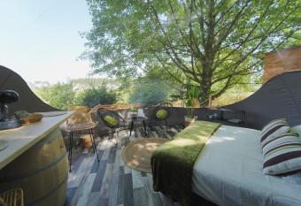 Bulles Odette & Ginette  allows 18 year olds to book a room