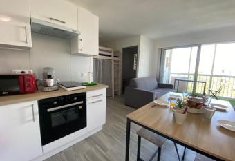 Le Palais de la Mer - P2 balcon allows 18 year olds to book a room