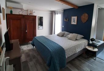 La Colini  re, Chambre d h  tes allows 18 year olds to book a room