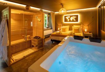 La Suite - Spa & Sauna allows 18 year olds to book a room