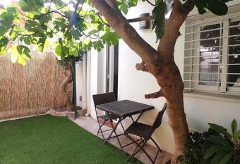 Precioso estudio con patio allows 18 year olds to book a room