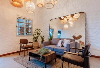 La Casa de Nelly - Medell  n allows 18 year olds to book a room