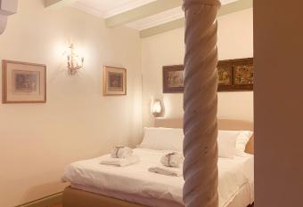 La Vecchia Torre has rooms with a private hot tub