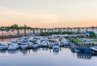 Five bedroom waterfront house allows 18 year olds to book a room