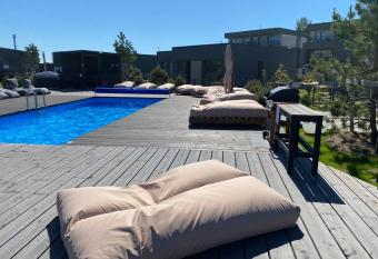 Apartamentai Mano J  ra 2 su vaizdu    basein   has rooms with a private hot tub