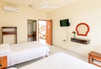 Hotel las flores has Balcony rooms