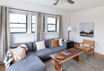 Flexhome East Side Vintage 1BR B4 allows 18 year olds to book a room