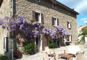 Un Jardin Secret has Balcony rooms