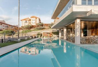 New & Modern APT - 100 MBPS 15 min from airport has Balcony rooms