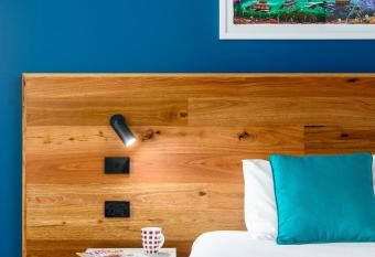 Hunter Studios - Maitland allows 18 year olds to book a room