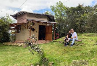 Encantadora casita de barro en el bosque ! allows 18 year olds to book a room