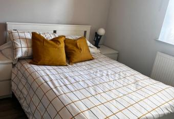 Lively vibrant and cozy one bed flat! allows 18 year olds to book a room