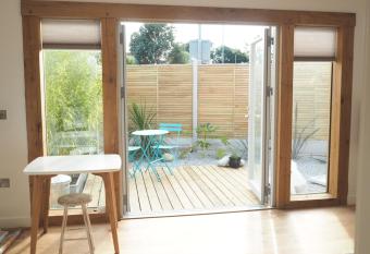 Stunning holiday home with garden has Balcony rooms