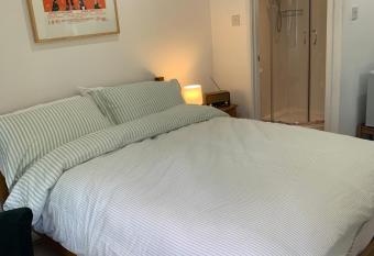 Lewes Garden Room - free parking allows 18 year olds to book a room