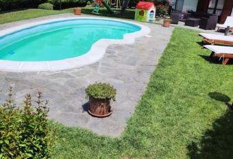 Villa Soave con piscina e giardino privato has Balcony rooms