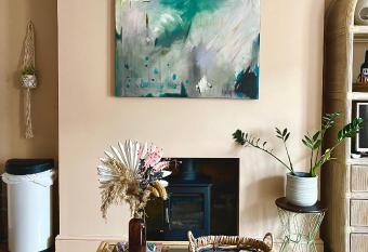 Vintage Basement Flat 1 min walk to beach. allows 18 year olds to book a room