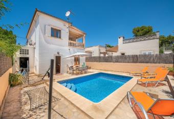 Villa Balena with heated pool has Balcony rooms