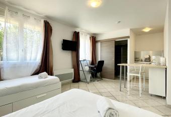 La campagne    5 minutes du centre-ville de Tours has Balcony rooms