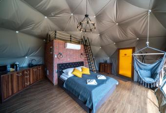 Peak Glamp has rooms with a private hot tub