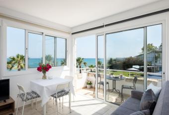 Oceanview Apartment has Balcony rooms