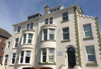 Lovely 1 bed apartment in the heart of Llandudno allows 18 year olds to book a room
