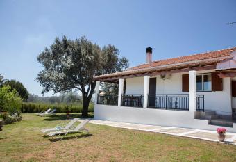 ELIZABETH by Antigone has Balcony rooms