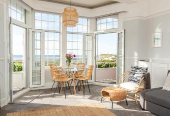 The Swan Apartment Sea Views Sleeps 4 has Balcony rooms