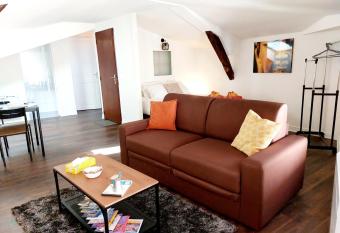 Studio Cosy dans le centre historique WIFI allows 18 year olds to book a room