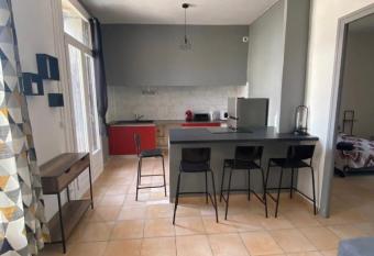 Appartement proche Polygone et centre ville allows 18 year olds to book a room