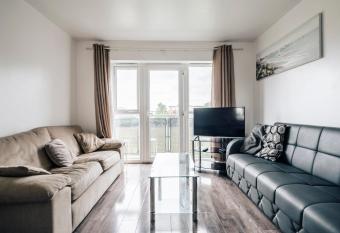 Lloyd St Apartment has Balcony rooms