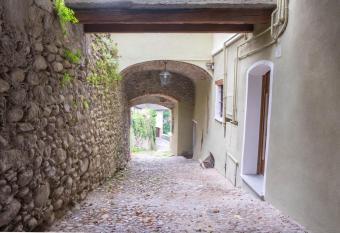 Residenza LA FINESTRA SUL MAIRA allows 18 year olds to book a room