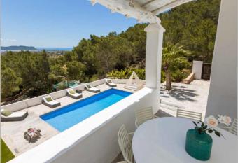 Villa Charme has Balcony rooms