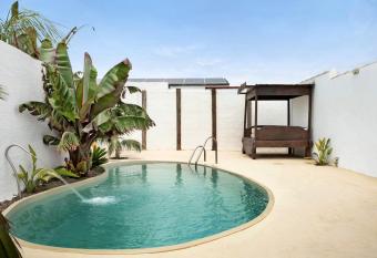 Villa Tokio has Balcony rooms