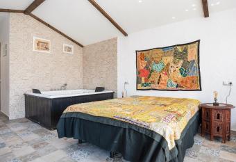 Villa Egipto has Balcony rooms