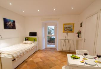 Cozy Studio Apartment Dolores has Balcony rooms