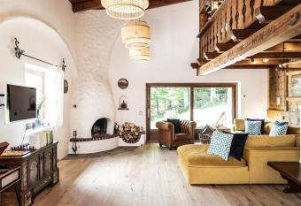 Holzhaus in Alleinlage in Bad Ischl - Wald, Natur, Kamin & Sauna has Balcony rooms