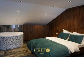 Hotel Credo has rooms with a private hot tub