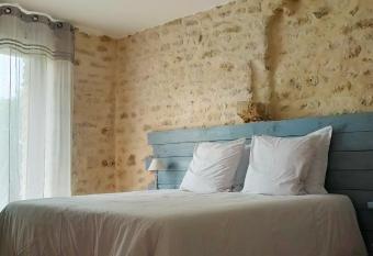 Le Petit Pr   allows 18 year olds to book a room