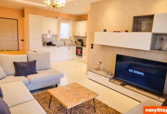 easyStay - Lovely One Bedroom Apartment allows 18 year olds to book a room